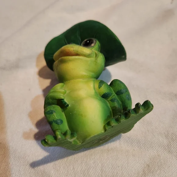 Frog Figurine with Lily Pad Vintage Garden Decor - Picture 3 of 8